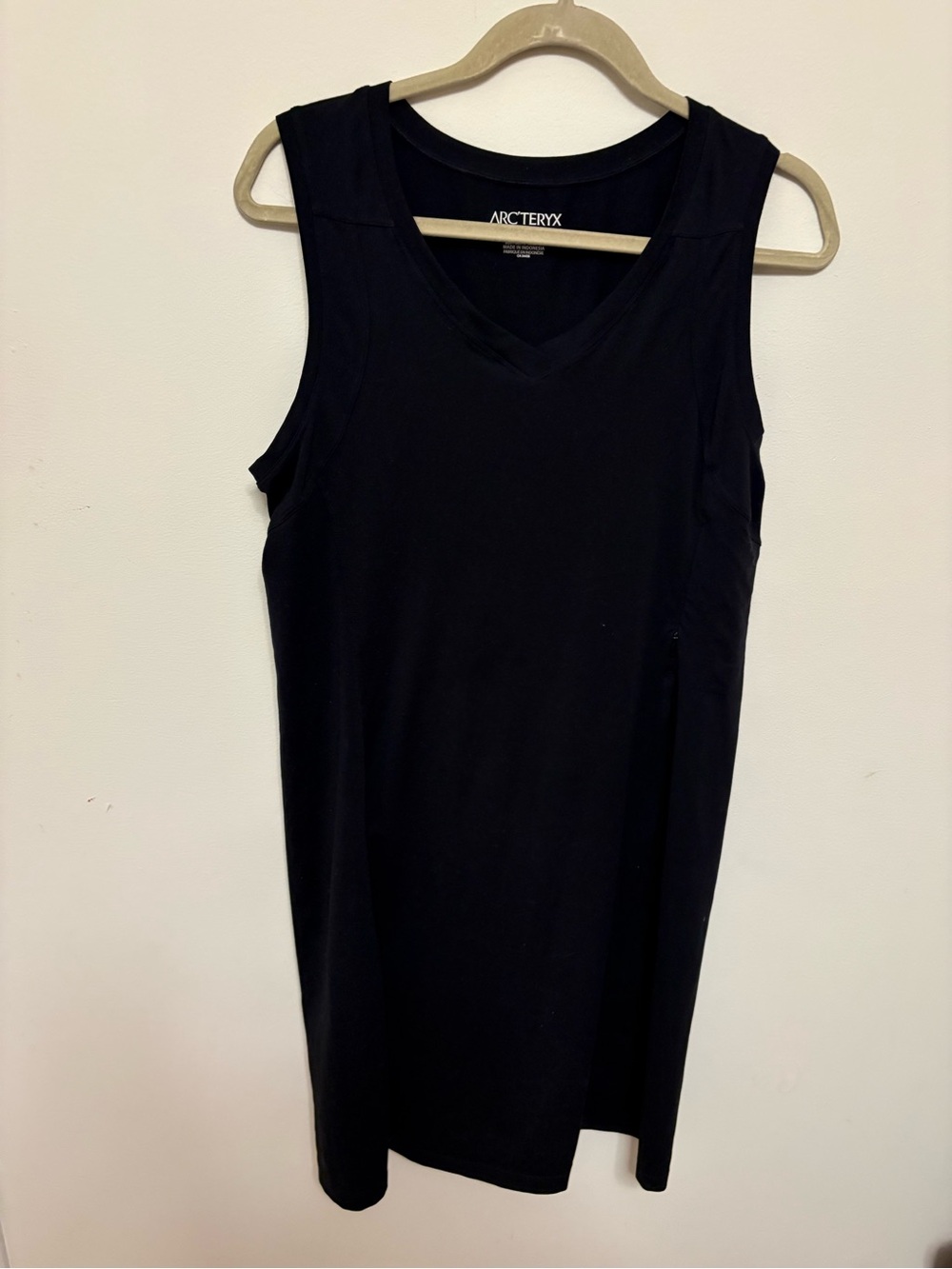 Arc’teryx Women’s Black Sleeveless Athletic Dress V Neck Side Zip Pocket Size L
